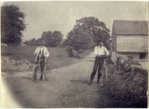 Samuel Murray och Benjamin Eakins på cyklar, ca. 1895-1899. av Thomas Eakins