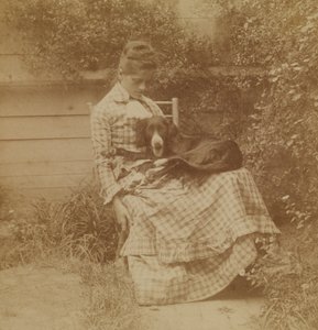 [Susan Macdowell (senare fru Thomas Eakins) med en setter]