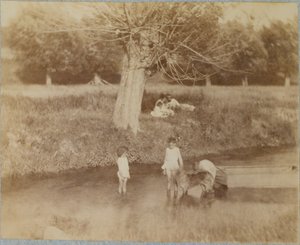 Tre barn och en hund som leker i bäcken, 4 juli 1883 av Thomas Eakins