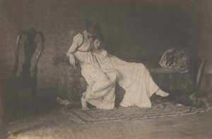 [Två kvinnliga studenter i klassisk kostym i Eakins ateljé] av Thomas Eakins