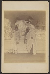 [Två manliga studenter i grekisk dräkt framför en gipsavgjutning av de tre ödena från Elgin Marbles]. av Thomas Eakins