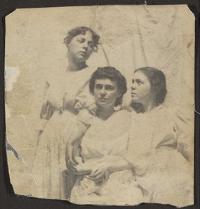 [Weda, Katherine och Maud Cook] av Thomas Eakins