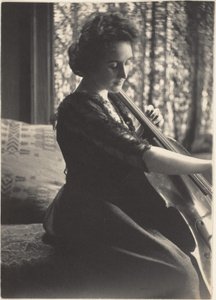 [Kvinna som spelar cello] av Thomas Eakins