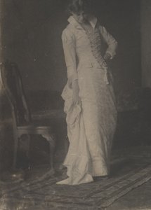 [Kvinna i vit klänning med spetskropp i Thomas Eakins studio], 1880-talet, 1880-talet. av Thomas Eakins