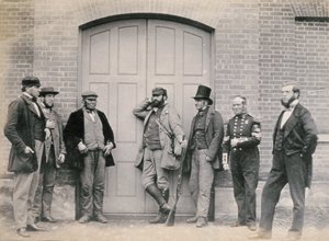 Personal vid Holkham Hall, Norfolk, ca 1863 (albumintryck) av Thomas Harcourt Powell