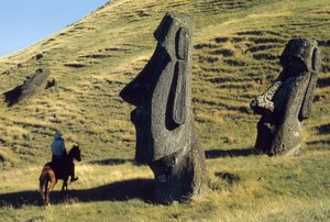 Påsköns monoliter som kallas moai i ett vulkaniskt landskap är uråldriga vaktposter för...