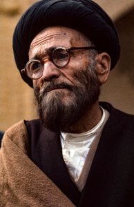 Iransk shiamuslimsk präst med glasögon och turban
