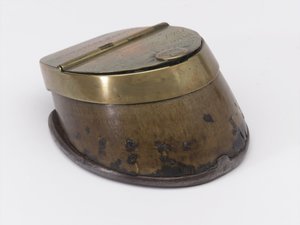 Hästs hov bläckhus tillhörande kapten William Tyrwhitt Drake, Royal Horse Guards, ca 1829 (bläckhus, hästhov)