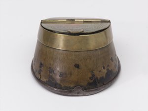 Hästs hov bläckhus tillhörande kapten William Tyrwhitt Drake, Royal Horse Guards, ca 1829 (bläckhus, hästhov)