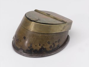 Hästs hov bläckhus tillhörande kapten William Tyrwhitt Drake, Royal Horse Guards, ca 1829 (bläckhus, hästhov)