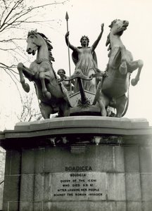 Boadicea och hennes döttrar, bronsskulpturgrupp, 1885
