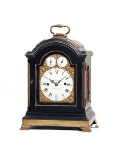 George III slående bordsklocka, ca 1770 (trä, glas och metall) (se även 491922) av Thomas Wagstaff or Wagstaffe