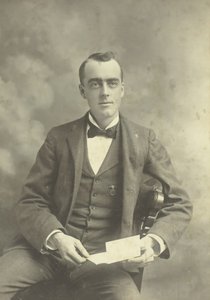 Untitled Portrait of Seated Man, 18801899. av Thompson Studio
