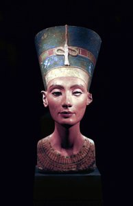 Byst av Nefertiti (c1370-c1330 f.Kr.) Stor kunglig hustru (huvudgemål) till den egyptiske farao Akhenaton. Nefertiti och hennes man var kända för en religiös revolution. De började dyrka en enda gud, Aten, solens skiva. av Thutmose Thutmose