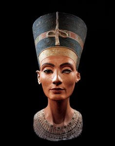 Byst av Nefertiti (c1370-c1330 f.Kr.) Stor kunglig hustru (huvudgemål) till den egyptiske farao Akhenaton. Nefertiti och hennes man var kända för en religiös revolution. De dyrkade bara en gud, Aten, solens skiva. av Thutmose Thutmose