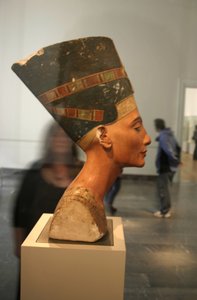Byst av Nefertiti (c1370-c1330 f.Kr.) Stor kunglig hustru (huvudgemål) till den egyptiske farao Akhenaton. Nefertiti och hennes man var kända för en religiös revolution. De började dyrka en enda gud, Aten, solens skiva. av Thutmose Thutmose