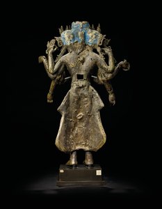 Ekadashalokeshvara statue av Tibetan School