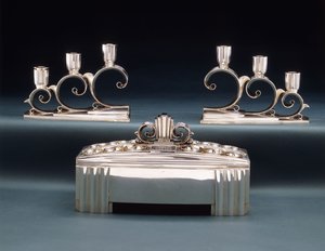 En Tiffany & Co. utställning i mitten och två treljus kandelabrar, gjorda för 1939 års världsutställning, ca 1939 (silver) av Tiffany and Company