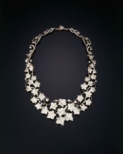 Ett antikt halsband av diamantmurgröna av Tiffany and Company