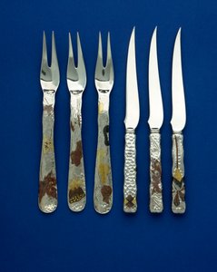 En del av en fin och sällsynt uppsättning av 36 dessertknivar och -gafflar, fläckhamrade handtag inlagda med patinerad koppar och färgat guld, med graverade detaljer av olika blom-, djur- och geometriska mönster, ca 1880 (koppar, guld) av Tiffany and Company