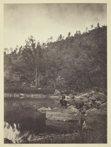 Utsikt över Apache Lake, Sierra Blanca Range, Arizona, två apachescouter i förgrunden av Timothy O