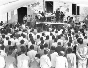 Campesinos möte: Vid bordet Xavier Guerrero och Julio Antonio Mella, Jalapa, Mexiko, 1927 av Tina Modotti
