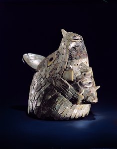 Huvud av ett djur med ett människohuvud i de öppna käkarna, hittat i Tula, Hidalgo, Mexiko, Early Post-Classic (900-1250) (keramik med pärlemormosaik)
