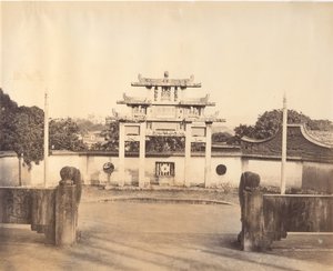 Triumfbåge, Foochow, ca. 1869. av Tung Hing.