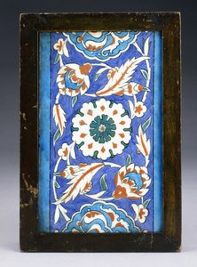 En Iznik-kantbricka, med ett centralt blomhuvud mellan rullande palmett och lummig vinstock, ca 1570 (keramik) av Turkish School