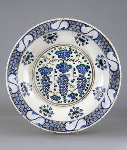 En Iznik keramikfat, med en central runddel som visar tre klasar av druvor och vinblad, ca 1570 (keramik) av Turkish School