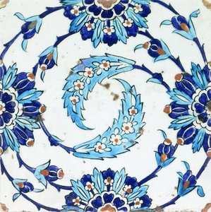 En Iznik keramikplatta, med ett spiralformigt blommotiv, tidigt 1600-tal (keramik) av Turkish School