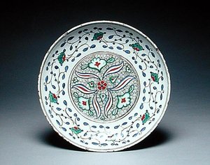 Fat dekorerad med stiliserade blommor, Isnik, sent 1500-tal (lergods) av Turkish School