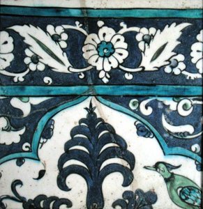 Iznik kakel med blommönster och bård (lergods med färgad underglasyr) av Turkish School