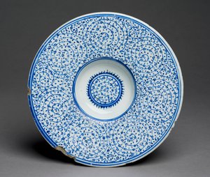 Tondino Dish, Iznik Golden Horn ware, turkiska, c.1535-45 (stenpasta med blått under glasyr) 88;se även 117758; av Turkish School