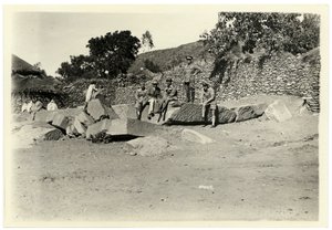 Arkeologen Ugo Monneret de Villard med några italienska soldater som sitter på en trasig stele, Axum, Etiopien, foto av Ugo Monneret de Villard