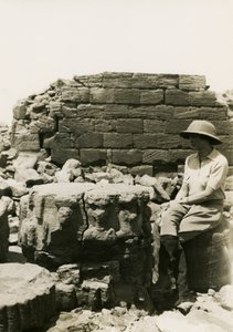 Kolonnbas dekorerad med gudomliga figurer, Stora inneslutningen, Musawwarat es Sufra, Sudan, fotografi av Ugo Monneret de Villard av Ugo Monneret de Villard
