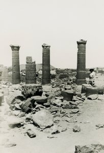 Kolonner och ruiner av ett tempel i den stora inhägnaden, Musawwarat es Sufra, Sudan, fotografi av Ugo Monneret de Villard av Ugo Monneret de Villard