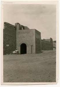 Östra porten och tornet i S:t Simeons kloster, Aswan, Egypten, fotografi av Ugo Monneret de Villard