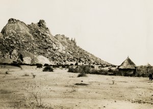 Hyddor nära Gebel Sagadi, Sudan, fotografi av Ugo Monneret de Villard, ca 1930