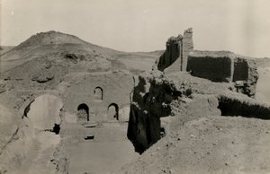 Stort torn (qasr) i S:t Simeons kloster, vy över passagen innan den grävdes ut, Aswan, Egypten, fotografi av Ugo Monneret de Villard av Ugo Monneret de Villard