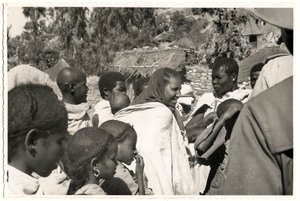 Män, kvinnor och barn i Axum, Etiopien, foto av Ugo Monneret de Villard