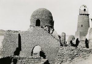 Minaret av al-Mashhad al-Bahari och ruiner av moské, nära Aswan, Egypten, fotografi av Ugo Monneret de Villard av Ugo Monneret de Villard