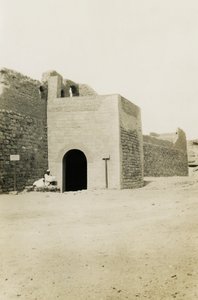 Simeonklostret, vy över porten och det orientaliska tornet, Aswan, Egypten, fotografi av Ugo Monneret de Villard