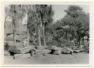 Rester av stenplattformar, även kända som kungatroner, Axum, Etiopien, foto av Ugo Monneret de Villard av Ugo Monneret de Villard