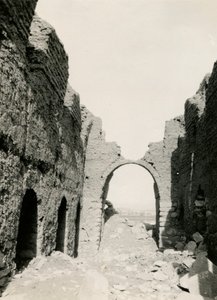 Ruiner av kyrka nära Nilo-floden, vy över interiör, Adendan, Egypten, fotografi av Ugo Monneret de Villard