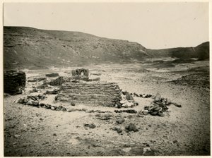 Grav i södra nekropolen, Qasr Ibrim, Egypten, fotografi av Ugo Monneret de Villard av Ugo Monneret de Villard