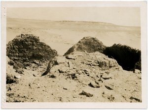 Gravar i nekropol, S:t Simeons kloster, Aswan, Egypten, foto av Ugo Monneret de Villard