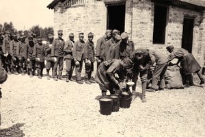 Österrikiska fångar i Bagnaria Arsa, Udine, Italien, 1916-04-02 (s/v foto)