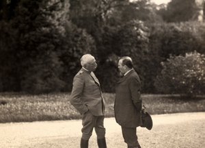 Louis Barthou talar med general Luigi Cadorna. Bilden togs i maj 1916, under första världskriget. (s/v foto)