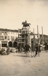 Ridsportmonumentet "Gattamelata", under restaurering, i Padova under första världskriget